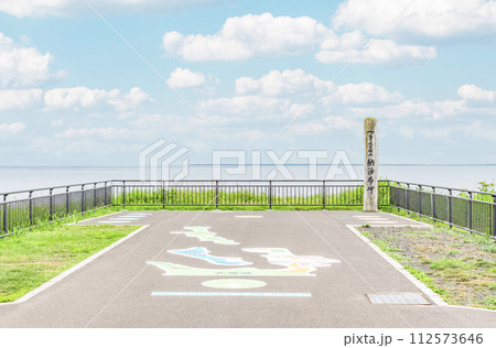 北海道根室市　本土最東端　夏の納沙布岬　納沙布岬の碑と霞がかかった周辺の景色 112573646