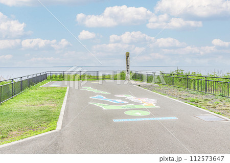 北海道根室市 本土最東端 夏の納沙布岬 納沙布岬の碑と霞がかかった周辺の景色 北海道根室市 本土最東端 夏の納沙布岬 納沙布岬の碑と霞がかかった周辺の景色 112573647
