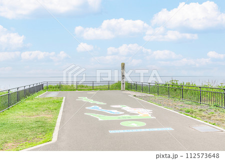 北海道根室市　本土最東端　夏の納沙布岬　納沙布岬の碑と霞がかかった周辺の景色 112573648