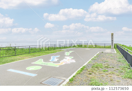 北海道根室市 本土最東端 夏の納沙布岬 納沙布岬の碑と霞がかかった周辺の景色 北海道根室市 本土最東端 夏の納沙布岬 納沙布岬の碑と霞がかかった周辺の景色 112573650