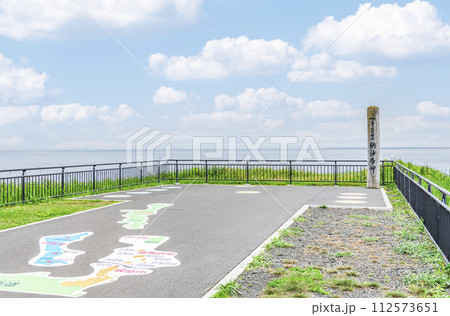 北海道根室市 本土最東端 夏の納沙布岬 納沙布岬の碑と霞がかかった周辺の景色 北海道根室市 本土最東端 夏の納沙布岬 納沙布岬の碑と霞がかかった周辺の景色 112573651