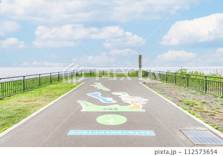 北海道根室市　本土最東端　夏の納沙布岬　納沙布岬の碑と霞がかかった周辺の景色 112573654