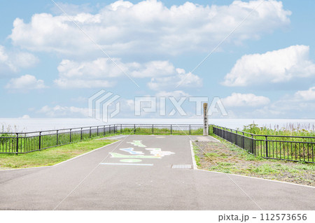 北海道根室市　本土最東端　夏の納沙布岬　納沙布岬の碑と霞がかかった周辺の景色 112573656