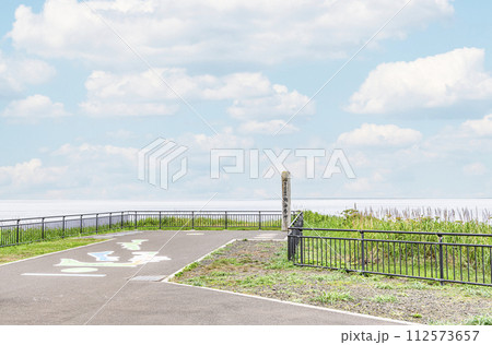 北海道根室市　本土最東端　夏の納沙布岬　納沙布岬の碑と霞がかかった周辺の景色 112573657