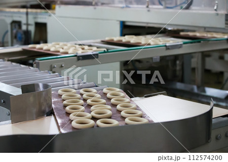 Industrial line for the production of biscuits and bagels. Conveyor belt for the production of culinary products Industrial line for the production of biscuits and bagels. Conveyor belt for the production of culinary products 112574200
