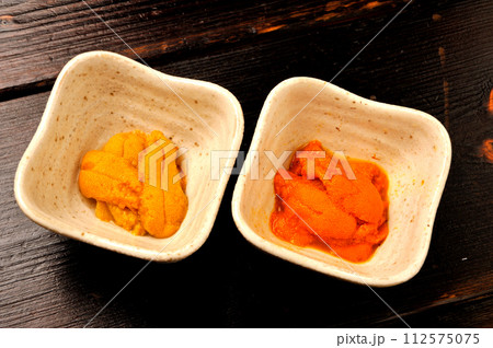 ムラサキウニとバフンウニ 112575075