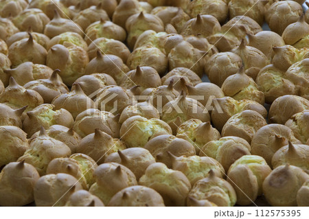 Blanks for filling eclairs. The custard cakes. A lot of baking 112575395
