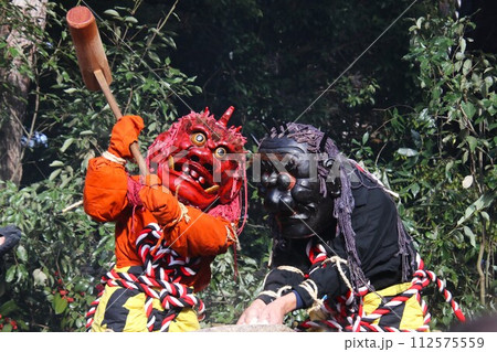 餅つきをする赤鬼と黒鬼 餅つきをする赤鬼と黒鬼 112575559
