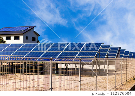 太陽光発電所とエコ住宅と青空 112576004