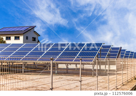 太陽光発電所とエコ住宅と青空 太陽光発電所とエコ住宅と青空 112576006