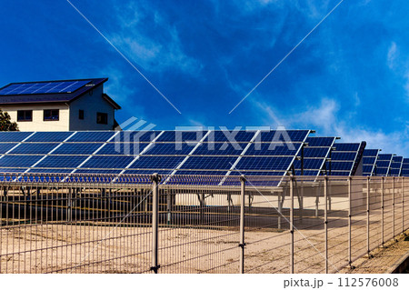 太陽光発電所とエコ住宅と青空 112576008