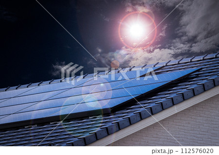 太陽光パネルと太陽と空 112576020
