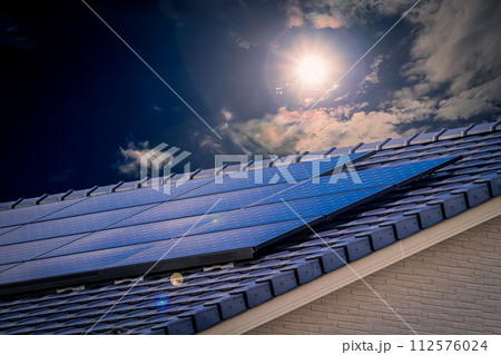 太陽光パネルと太陽と空 112576024