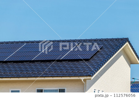 白いエコ住宅と青空 白いエコ住宅と青空 112576056