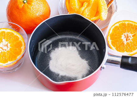 鍋に入れたアガー 112576477