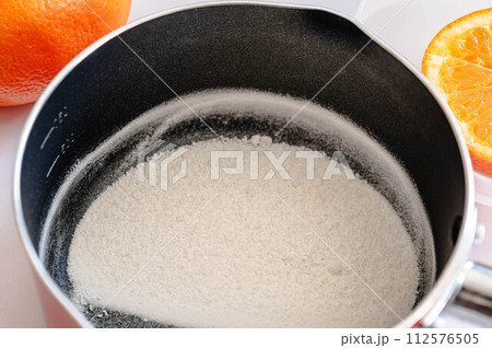 砂糖と混ぜたアガー 112576505