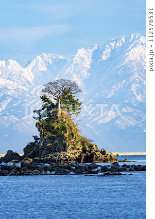 冬の雨晴海岸から眺める立山連峰 冬の雨晴海岸から眺める立山連峰 112576531