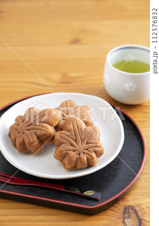 もみじ饅頭とお茶 112576832