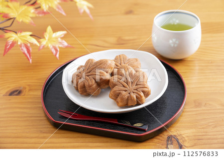 もみじ饅頭とお茶 112576833
