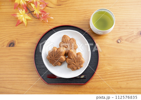 もみじ饅頭とお茶 112576835