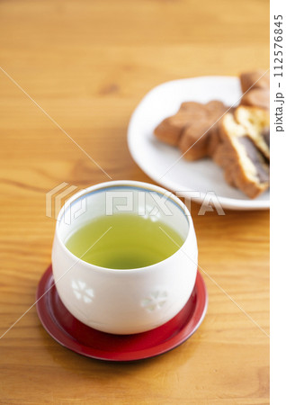 もみじ饅頭とお茶 112576845