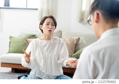 夫婦喧嘩で怒る女性 112576882