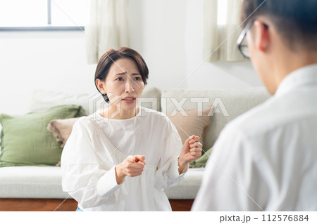 夫婦喧嘩で怒る女性 夫婦喧嘩で怒る女性 112576884