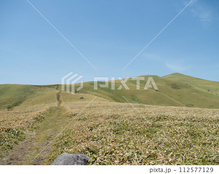 登山道から三峰山を望む 登山道から三峰山を望む 112577129