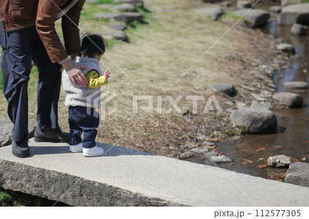 公園で遊ぶ親子 公園で遊ぶ親子 112577305