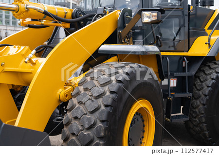 Fleet of yellow construction machines 112577417