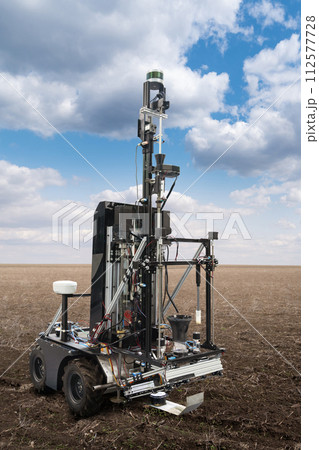 Autonomous robot for measuring soil quality in an agricultural field. Smart farming concept Autonomous robot for measuring soil quality in an agricultural field. Smart farming concept 112577728