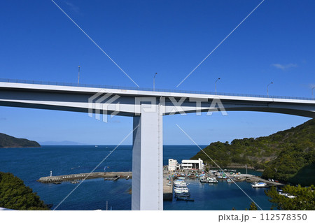 徳島県鳴門の本州四国連絡高速道路と亀浦港 徳島県鳴門の本州四国連絡高速道路と亀浦港 112578350