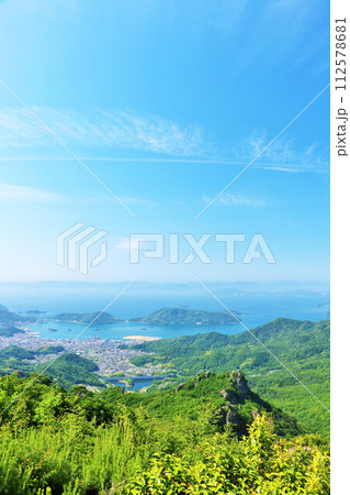 香川県　小豆島　青空の寒霞渓展望台からの風景 112578681