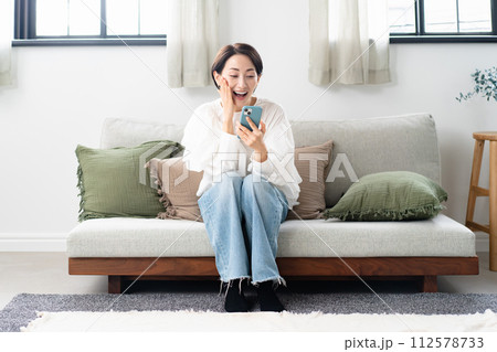 スマホを使う女性 スマホを使う女性 112578733