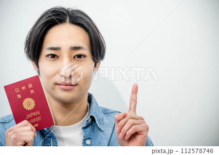 パスポートを持っている若い男性 112578746