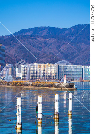 【びわ湖風景】湖畔から眺める冬山や沖合の風景 【びわ湖風景】湖畔から眺める冬山や沖合の風景 112578754