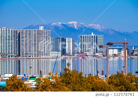 【びわ湖風景】湖畔から眺める冬山や沖合の風景 112578761