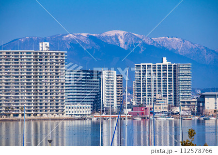 【びわ湖風景】湖畔から眺める冬山や沖合の風景 112578766