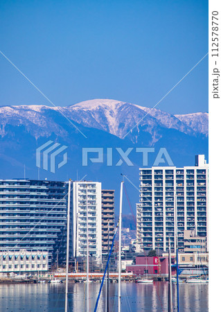 【びわ湖風景】湖畔から眺める冬山や沖合の風景 112578770