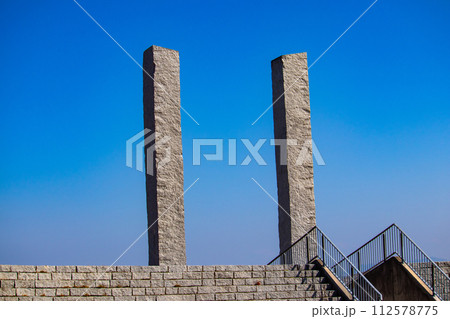 【びわ湖風景】湖畔から眺める冬山や沖合の風景 112578775