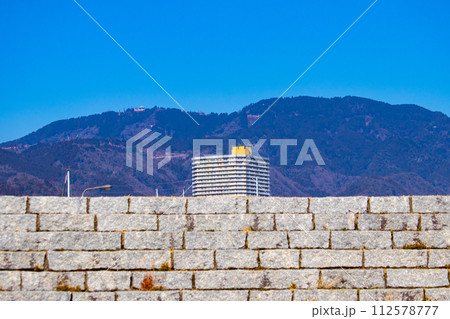 【びわ湖風景】湖畔から眺める冬山や沖合の風景 112578777