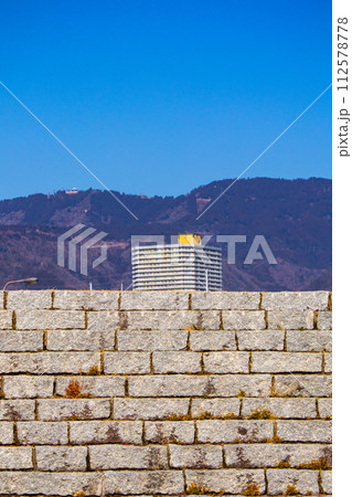 【びわ湖風景】湖畔から眺める冬山や沖合の風景 112578778