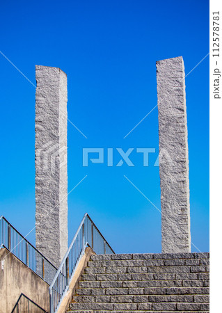 【びわ湖風景】湖畔から眺める冬山や沖合の風景 112578781