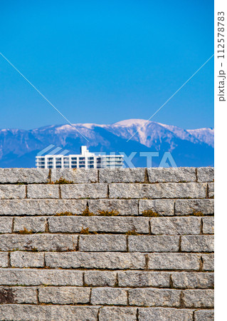 【びわ湖風景】湖畔から眺める冬山や沖合の風景 【びわ湖風景】湖畔から眺める冬山や沖合の風景 112578783