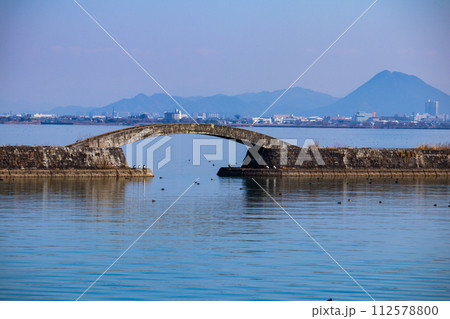 【びわ湖風景】湖畔から眺める冬山や沖合の風景 【びわ湖風景】湖畔から眺める冬山や沖合の風景 112578800