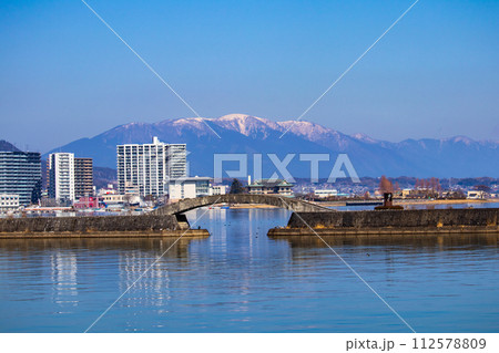 【びわ湖風景】湖畔から眺める冬山や沖合の風景 【びわ湖風景】湖畔から眺める冬山や沖合の風景 112578809