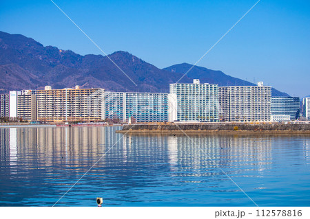 【びわ湖風景】湖畔から眺める冬山や沖合の風景 112578816