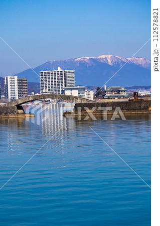 【びわ湖風景】湖畔から眺める冬山や沖合の風景 112578821