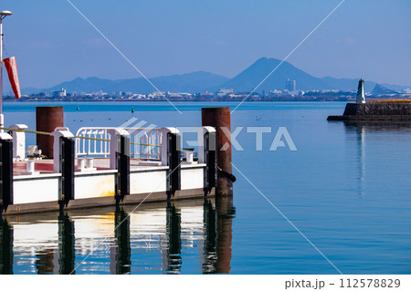【びわ湖風景】湖畔から眺める冬山や沖合の風景 【びわ湖風景】湖畔から眺める冬山や沖合の風景 112578829