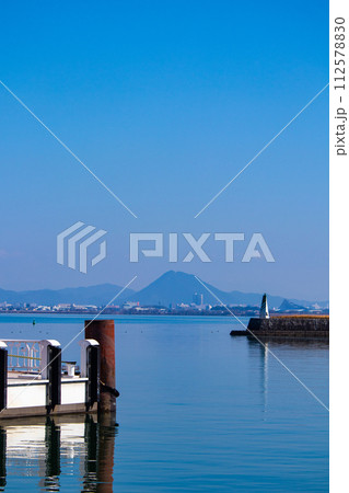 【びわ湖風景】湖畔から眺める冬山や沖合の風景 【びわ湖風景】湖畔から眺める冬山や沖合の風景 112578830